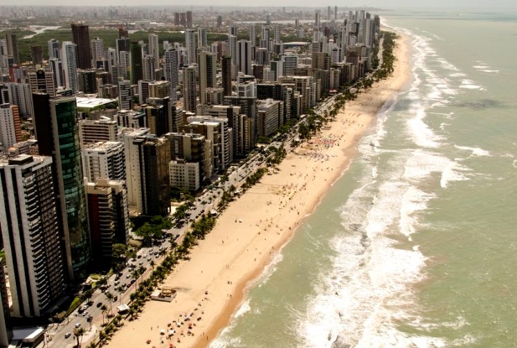 Vista aérea da Avenida Boa Viagem em Recife, PE