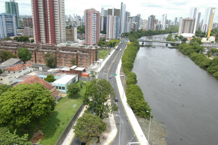 Vista da Avenida Beira Rio na Madalena em Recife, PE