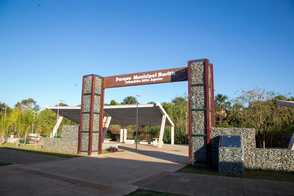 Pórtico de entrada do Parque Buritis