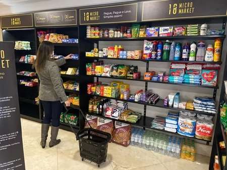 Mulher fazendo compras em minimercado