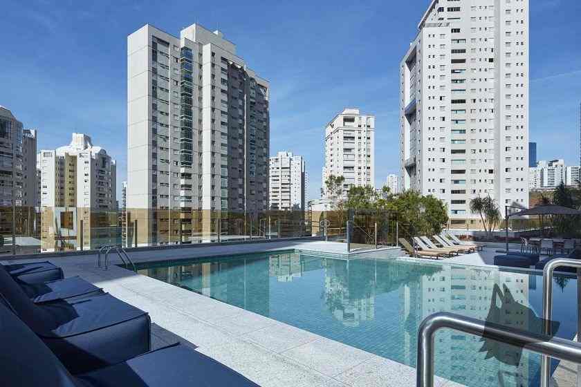 Piscina do Green Tower Tennis Residence