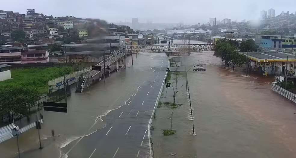 Av. Cristiano Machado alagada