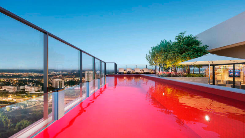 Piscina vermelha do Emirates Parque Flamboyant