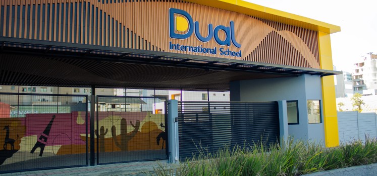 Fachada do Dual International School