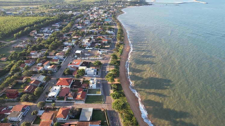 Vista aérea de praia de Aracruz, ES