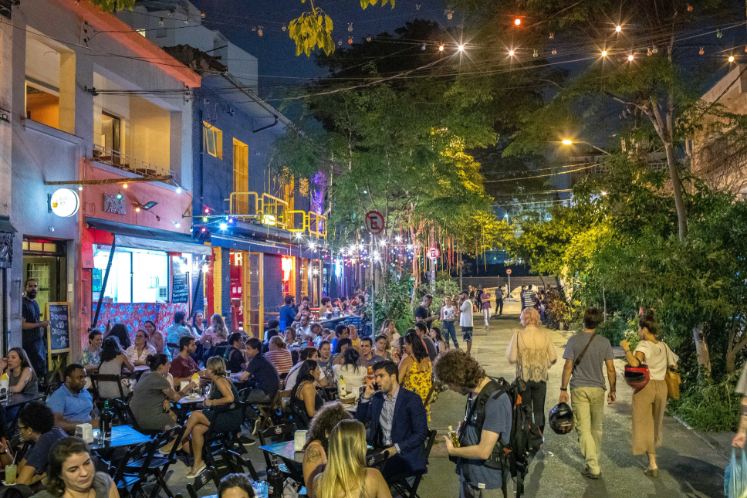 Pessoas na Rua Guaicuí em Pinheiros