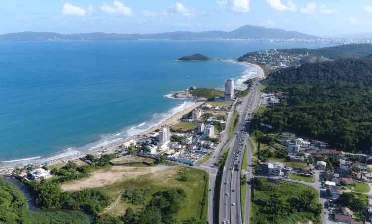 Vista da BR-101 para o mar em Ilhota
