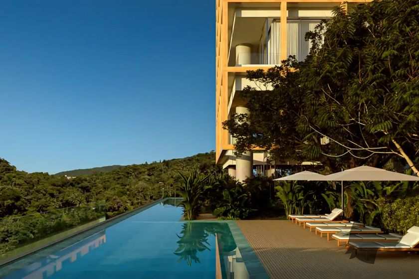 Piscina ao ar livre do Tríade, da Katz