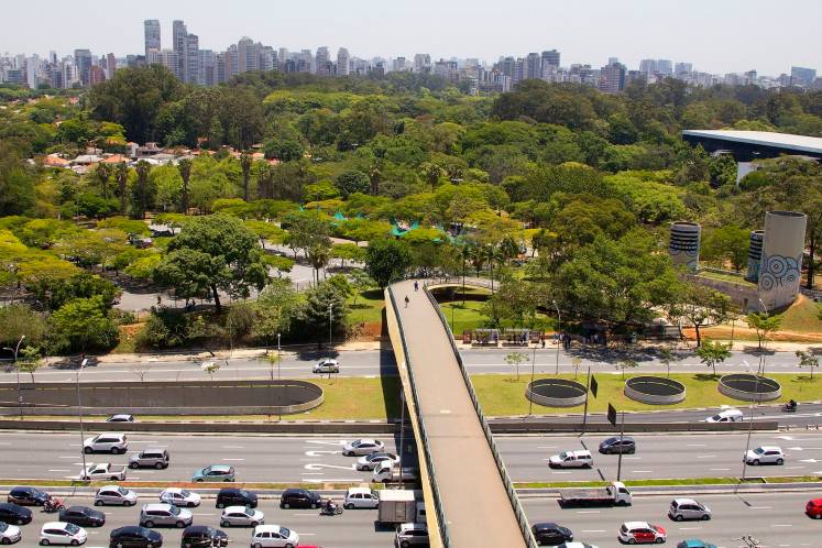 Passarela sobre a Avenida Pedro Álvares Cabral 