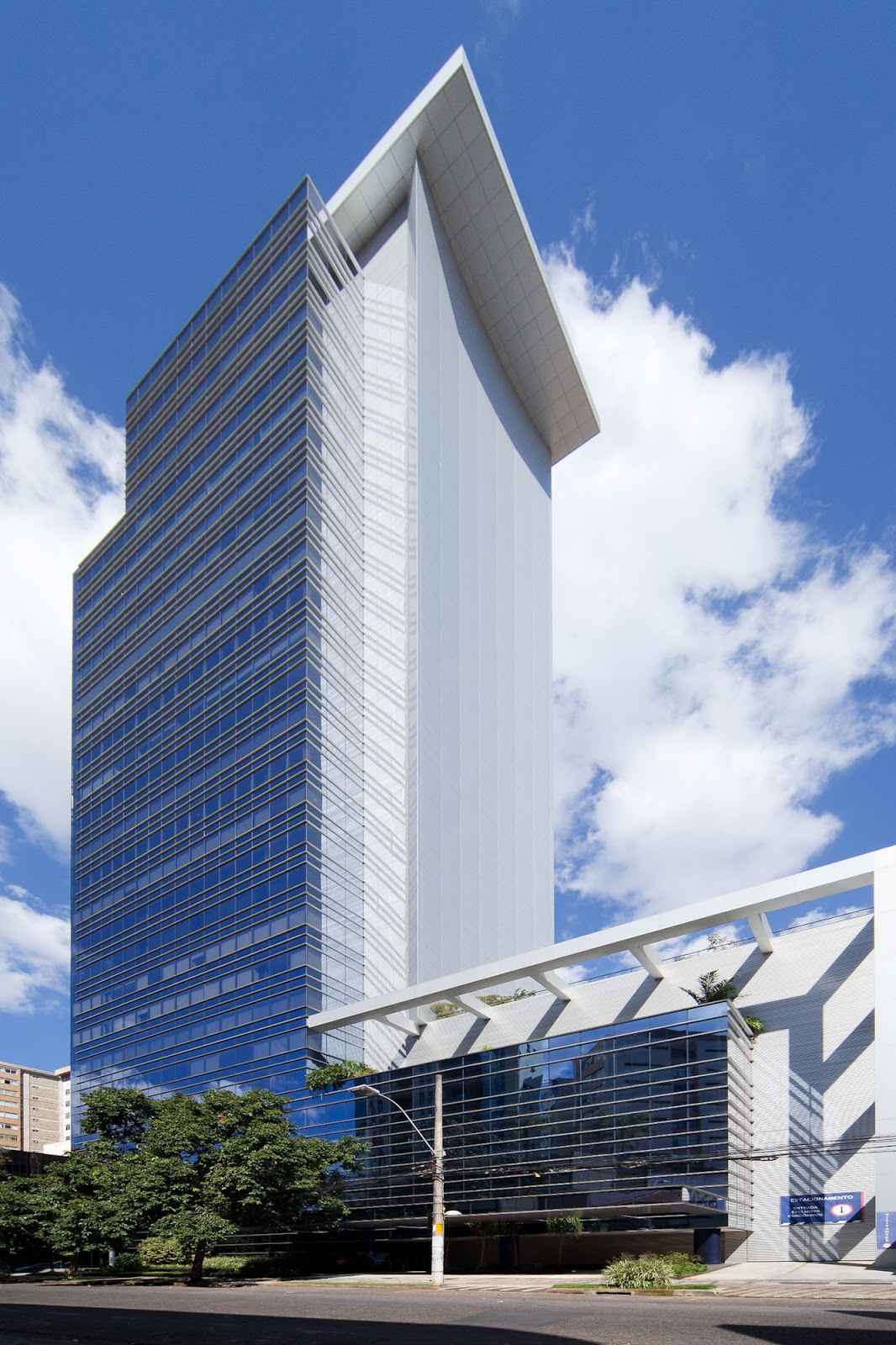 Fachada do Renaissance Work Center