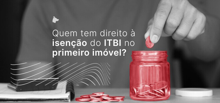 Pessoa contando moedas ao lado de uma calculadora