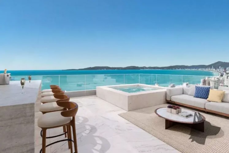 Sacada com piscina do Legacy Vertical Home