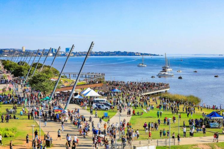 Vista da Orla do Guaíba no bairro Praia de Belas em Porto Alegre, RS