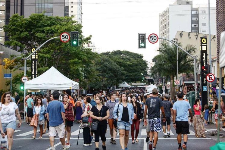 Pessoas caminhando em Pinheiros