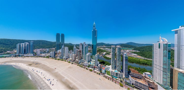 Orla de Balneário Camboriú e o prédio mais alto do Brasil