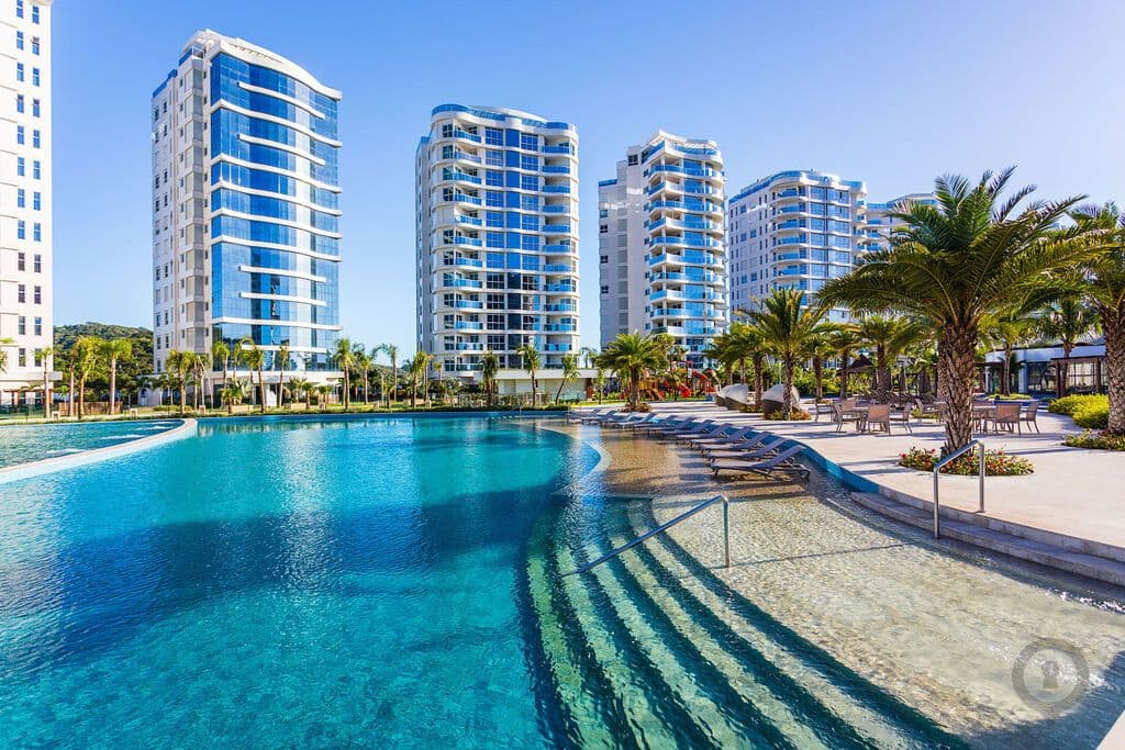 Piscina do Brava Home Resort