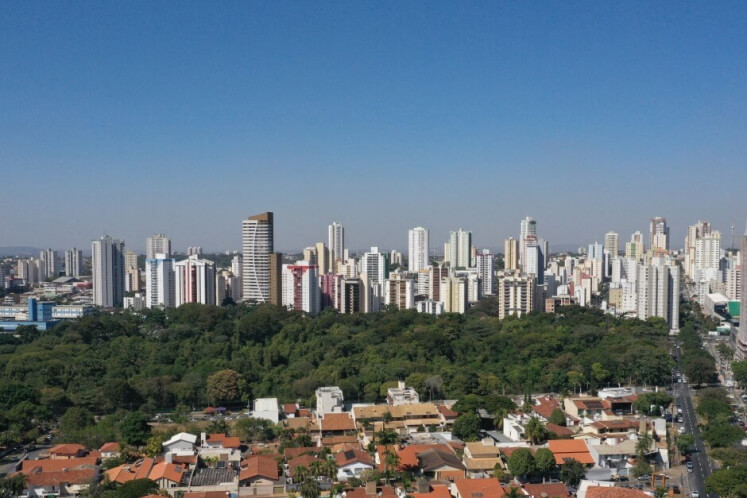Vista para o Parque Areião em Goiânia de um dia ensolarado