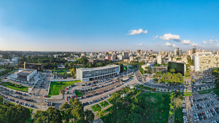 Centro Cívico de Curitiba: more e invista no coração da cidade