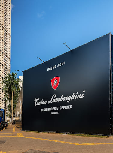Tapume do Tonino Lamborghini em Goiania