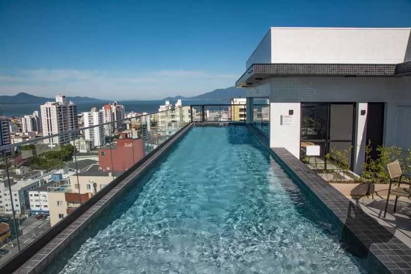 Piscina no rooftop do Áster Residence